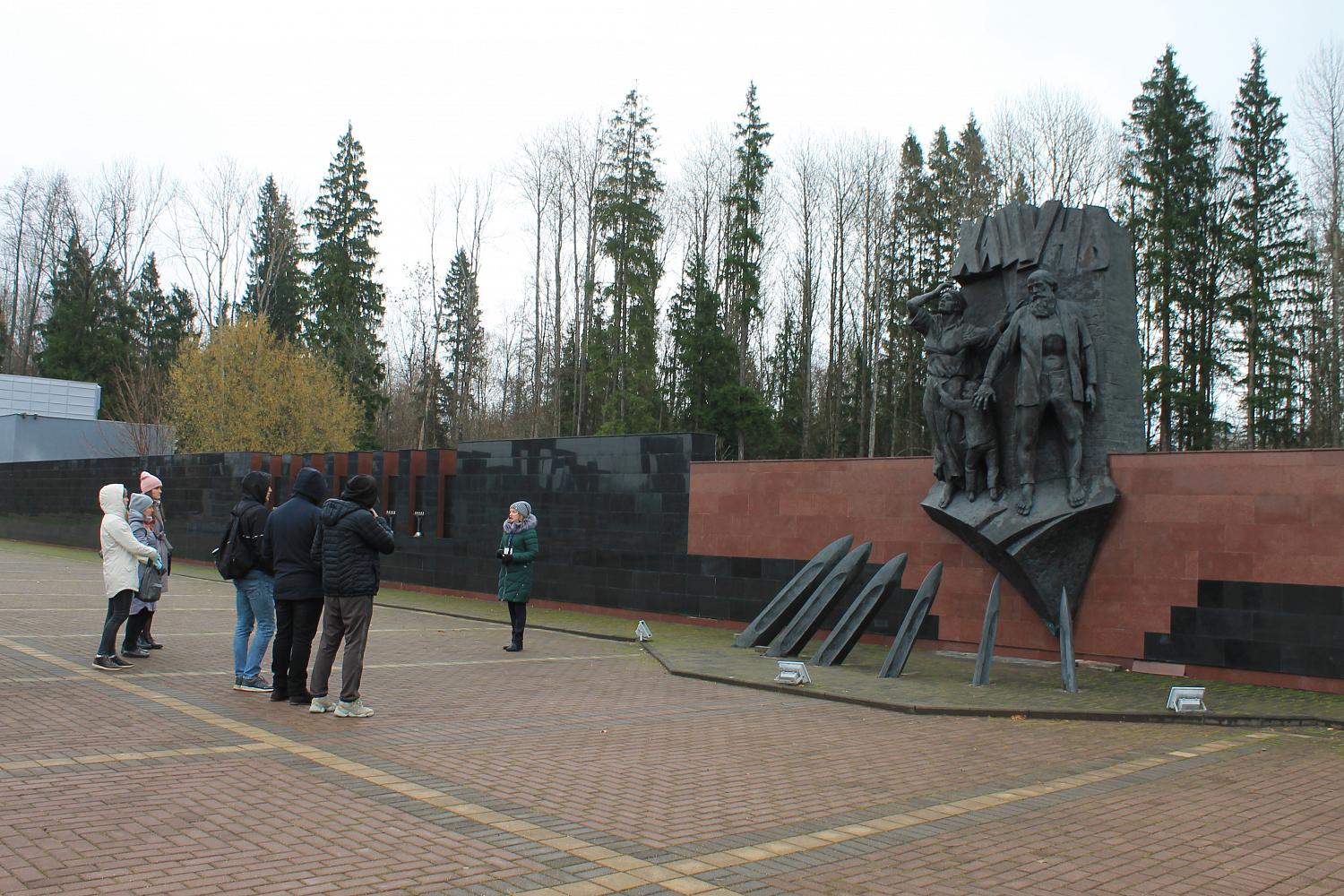 Работники Брянского автомобильного завода посетили Мемориальный комплекс «Хацунь»